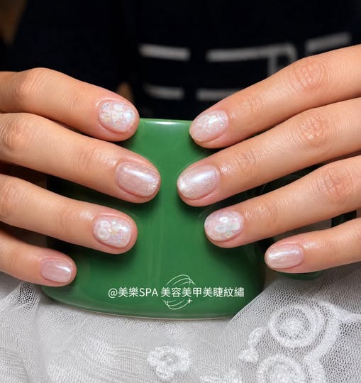 清透果凍感美甲：貝殼碎片珠光、自然圓甲