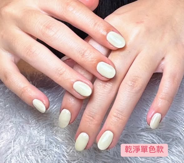 乾淨單色光療美甲：奶油白色系