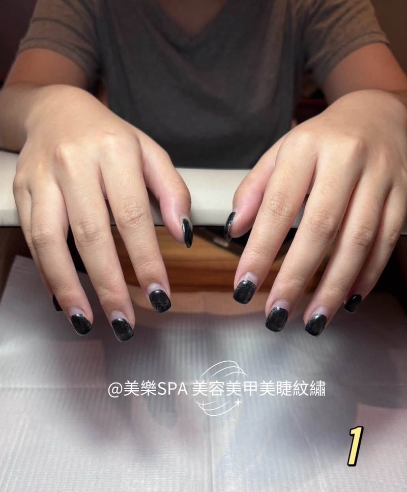 卸甲前：配戴已久的黑色光療凝膠